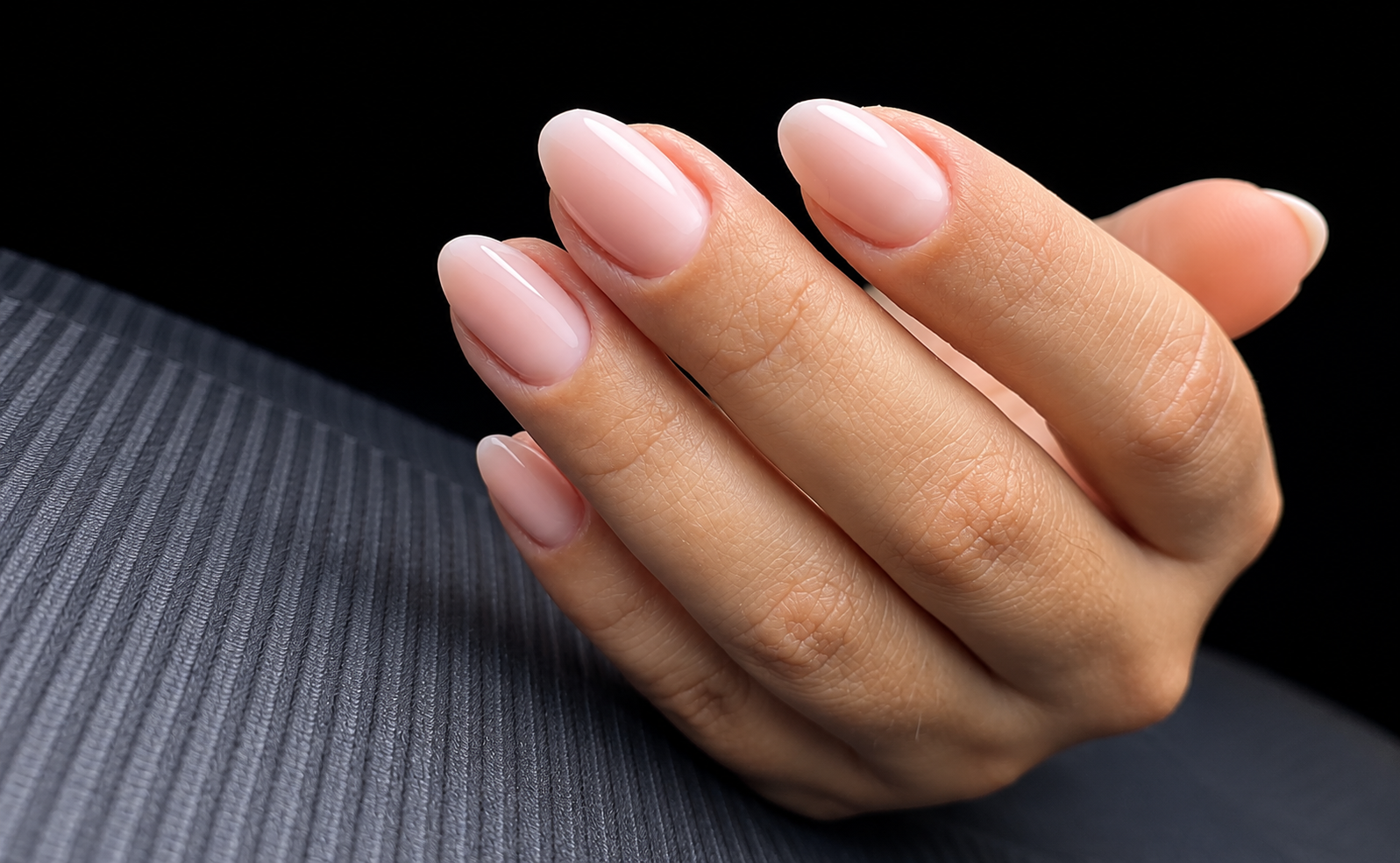 Roze amandelvormige nagels met een glanzende afwerking