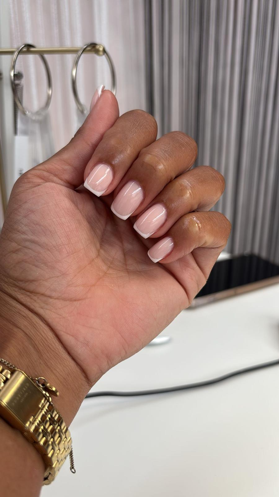 Nude vierkante nagels met een gouden horloge
